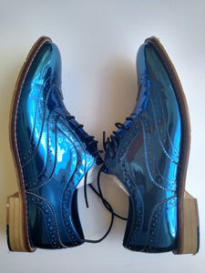 Ladies 11 Gents 10 US | 9 UK | 43 EU Blue metallic brogue shoes (SAMP1)